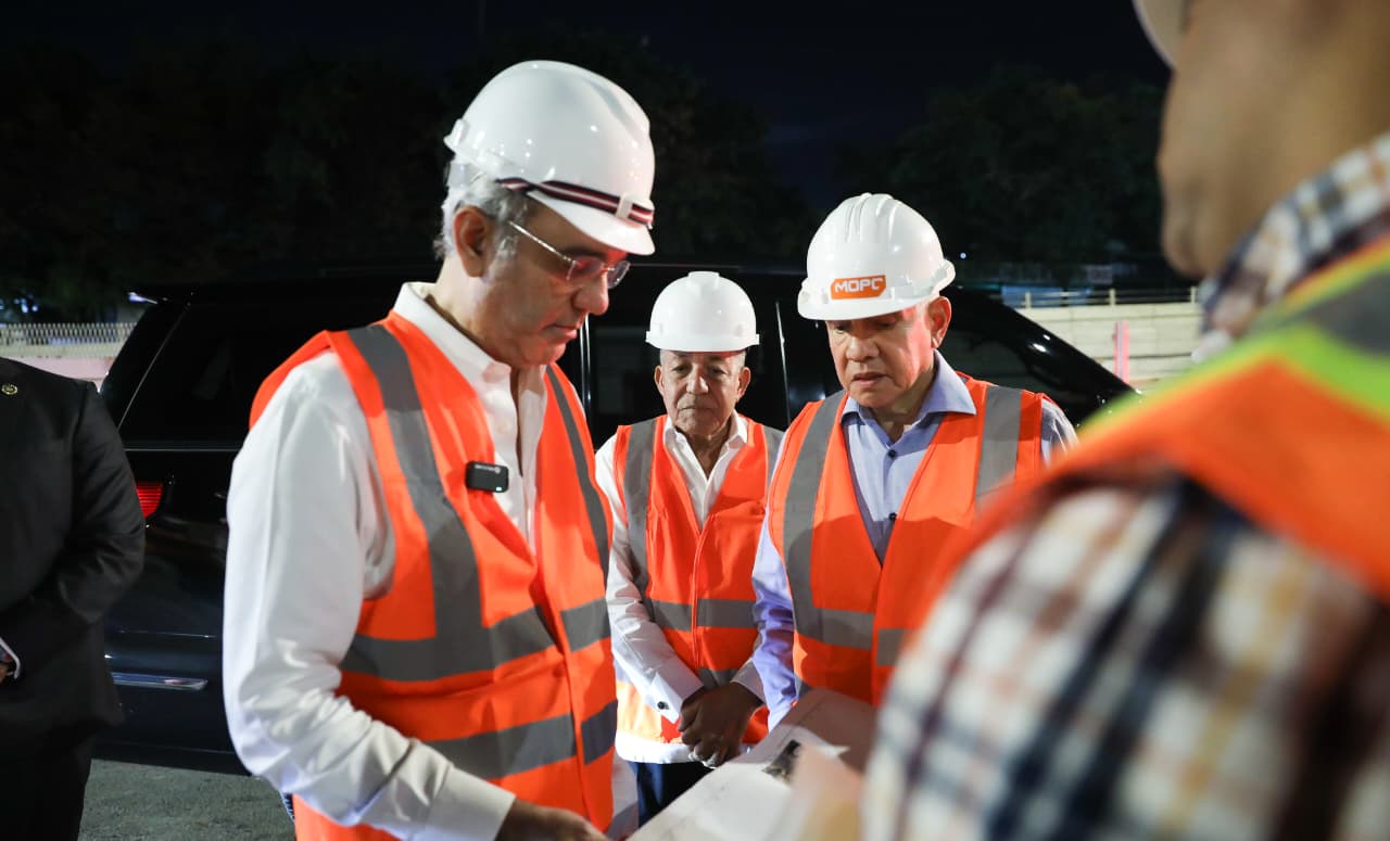 Abinader supervisa la construcción del paso a desnivel en la Prolongación 27 de Febrero con Isabel Aguiar