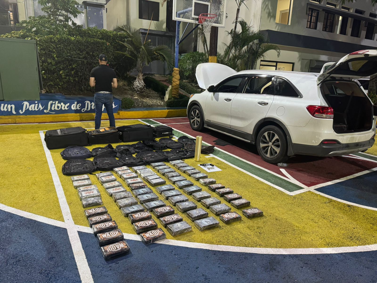 Dos hombres arrestados con 93 paquetes presuntamente de cocaína en operación simultánea