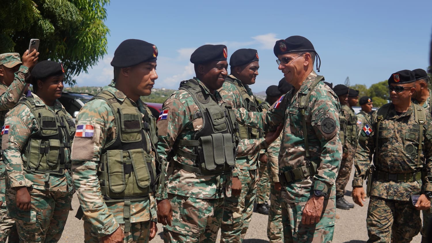 Comandante del Ejército recorre provincias de la línea noroeste y garantiza seguridad en la zona