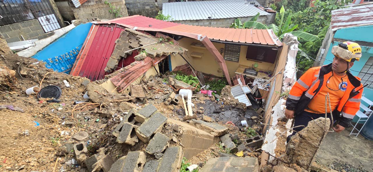Colapsa pared sobre vivienda tras lluvias en Ensanche Ozama; mujer y su hijo resultan ilesos