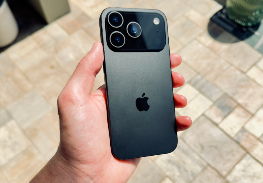 Apple lanzaría mañana un iPhone 17 ultrafino y rediseños en los modelos Pro