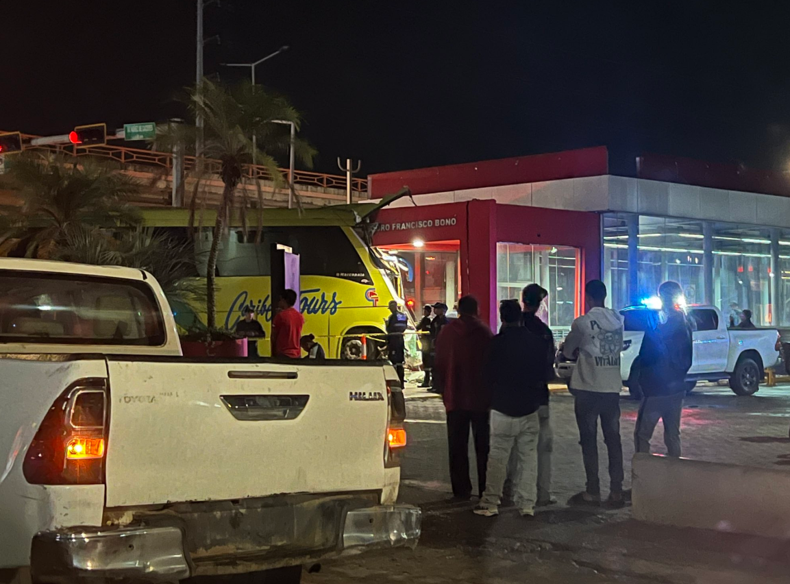 Autobús se estrella contra la entrada de una estación del Metro