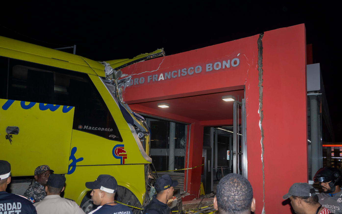 Autobús que chocó contra estación del Metro fue impactado primero por una yipeta ; dice Caribe Tours