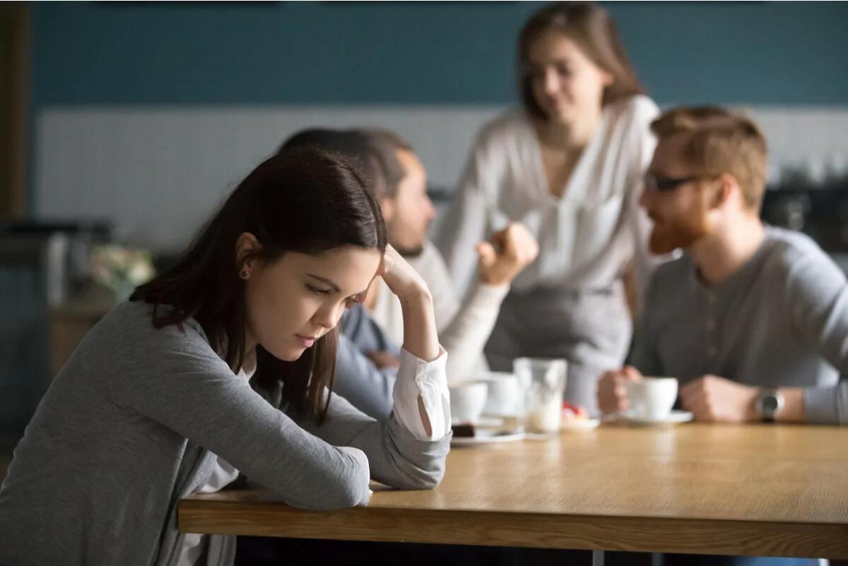 El impacto de tener pocos amigos en la salud y las relaciones, según la psicología