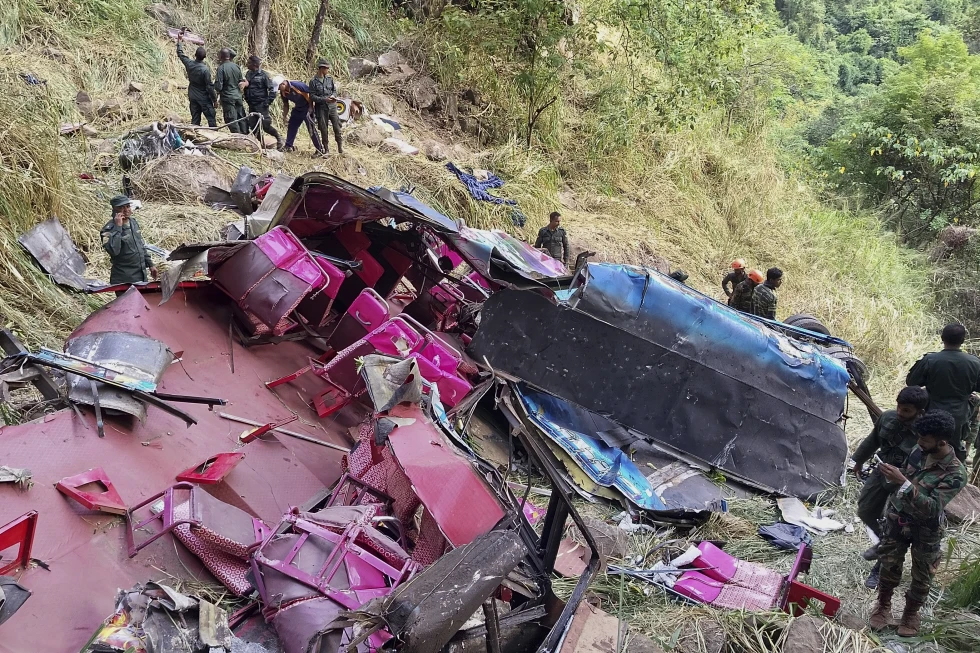Autobús de pasajeros cae por acantilado en Sri Lanka y causa 15 muertos y 16 heridos