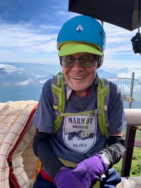 Un hombre de 102 años se convierte en la persona más anciana en escalar el monte Fuji