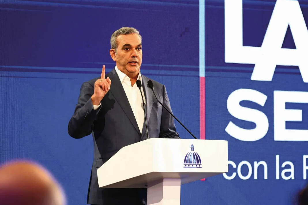 Abinader destaca estabilidad cambiaria, crecimiento de divisas y admite retos eléctricos