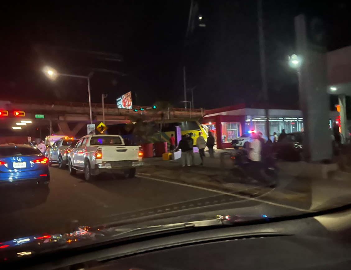 Una persona herida tras autobús estrellarse contra estación del Metro, confirma Opret