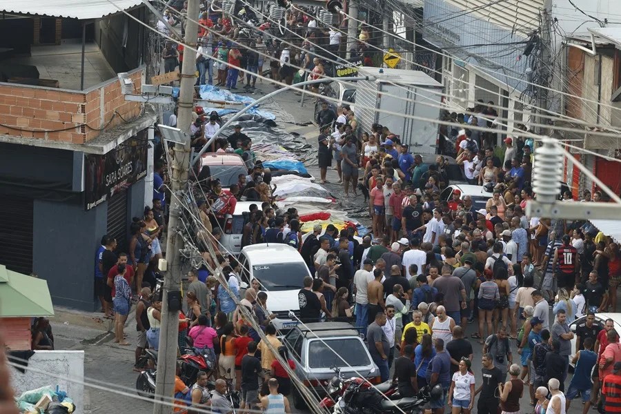 Favelas de Río, devastadas tras una letal redada mientras las familias entierran a los muertos