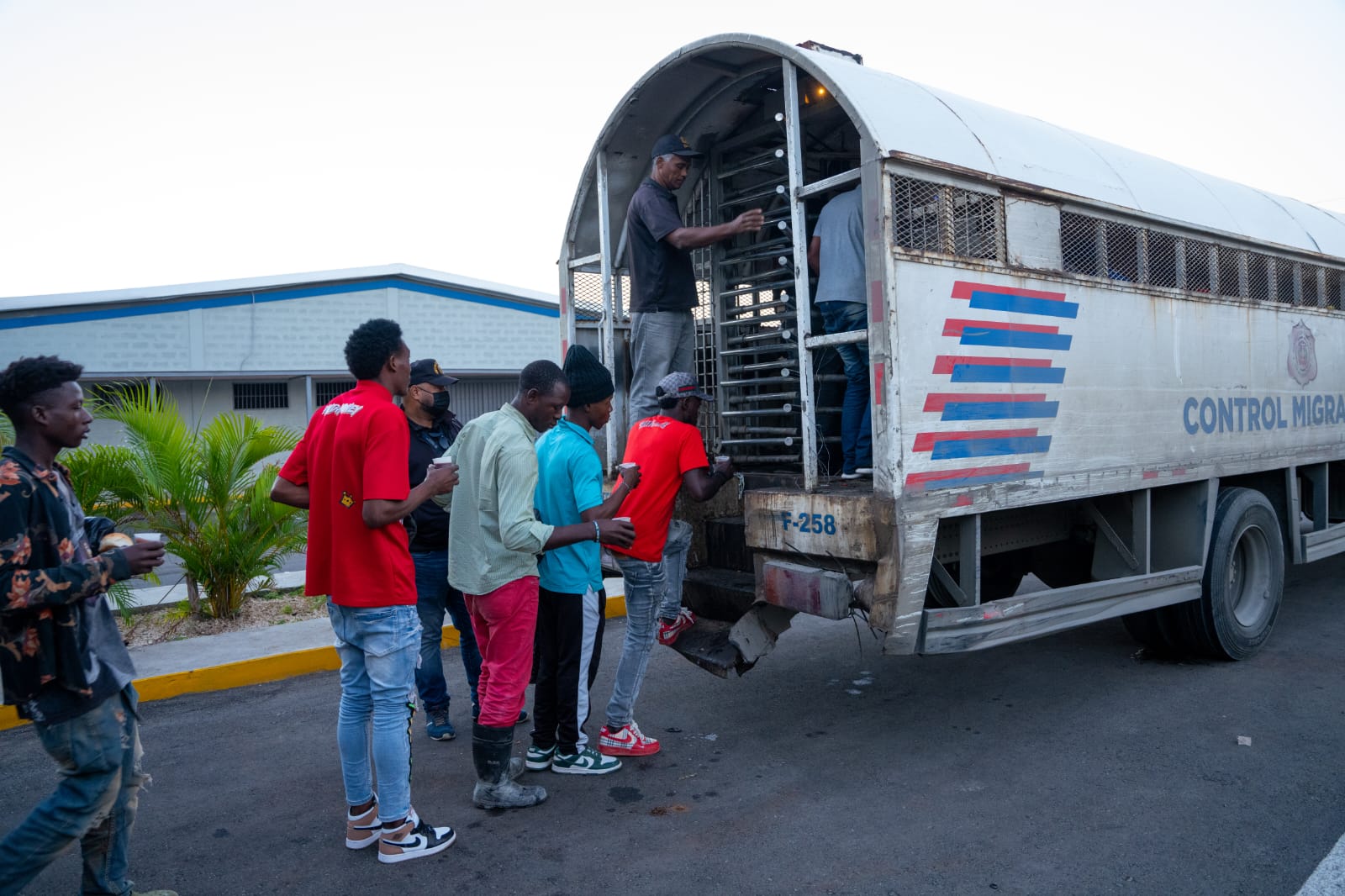 Más de 370,000 haitianos han sido deportados desde RD en el último año