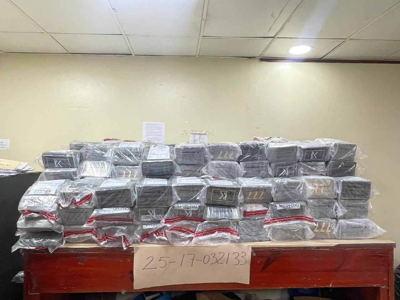 Alijo confiscado en costas de Baní da positivo a cocaína