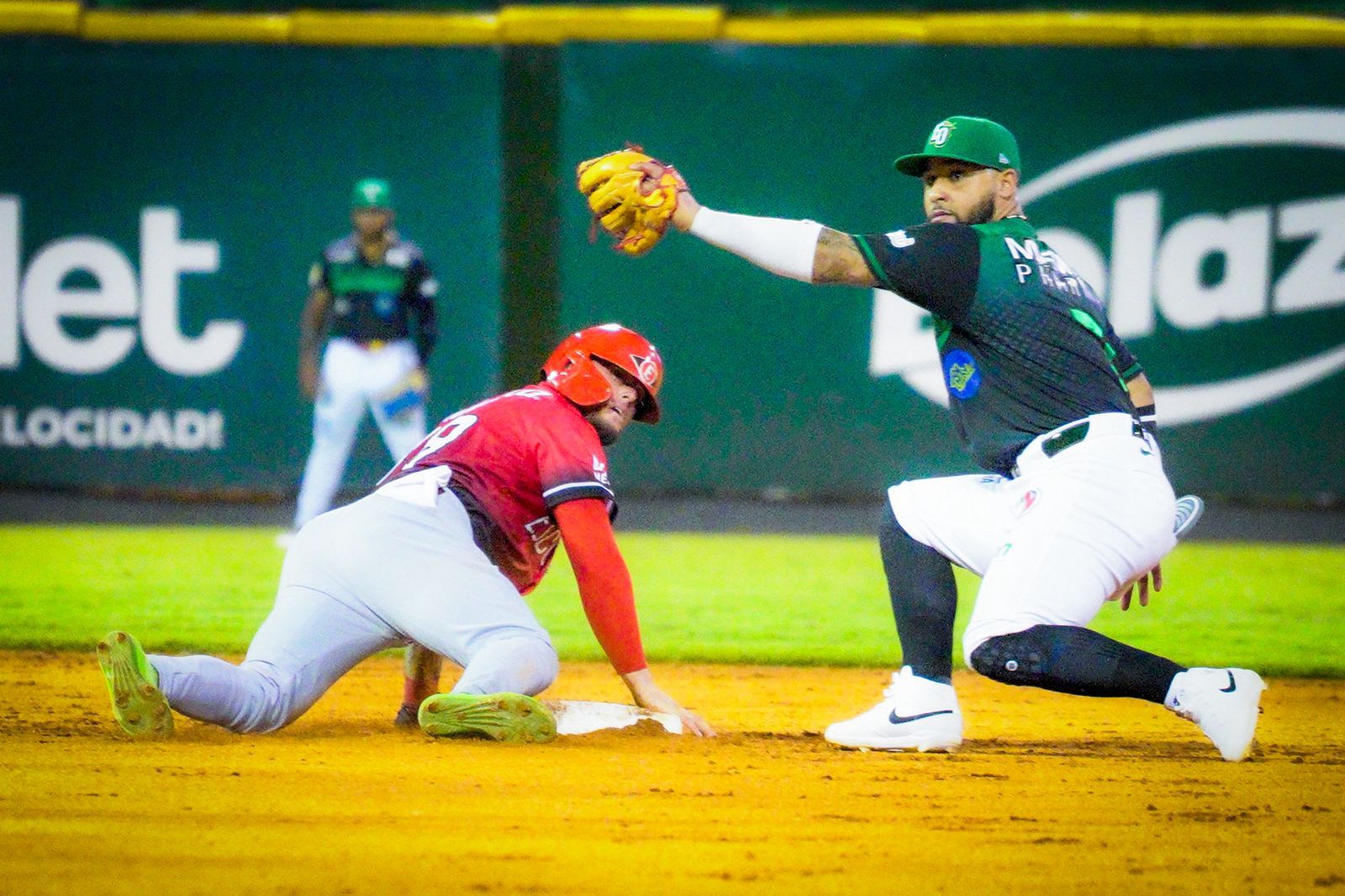 Brito remolca tres en revés rojo en San Pedro de Macorís