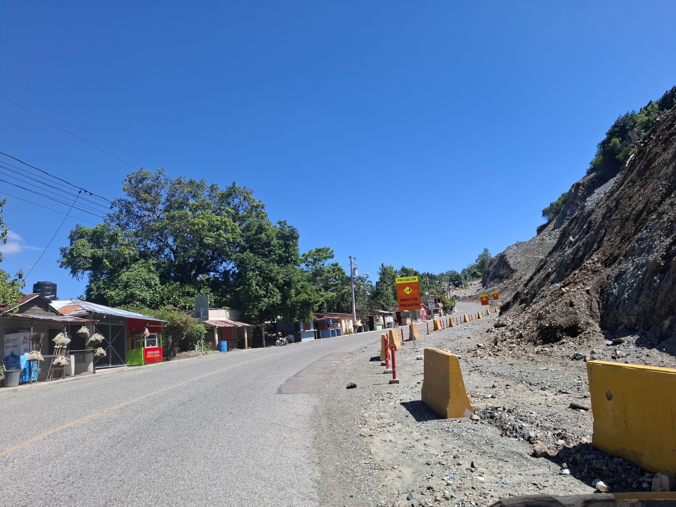 Fortalecen medidas de seguridad con desmontes programados en la carretera Jarabacoa