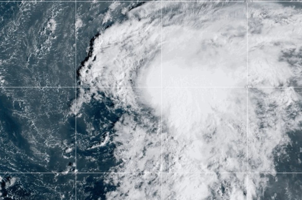 La tormenta tropical Lorenzo avanza sobre aguas abiertas en el océano Atlántico