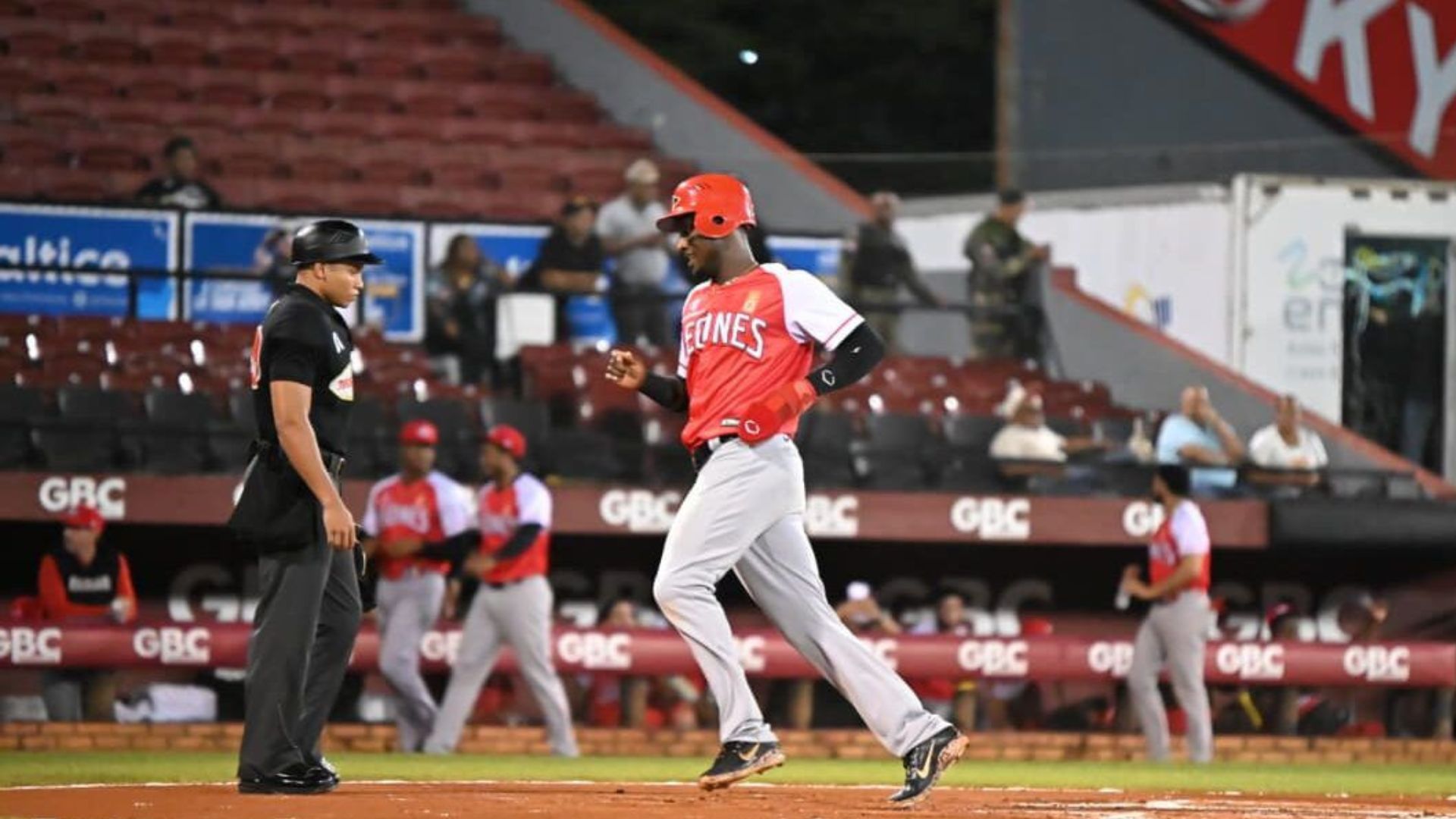 Leones dominaban 1-0 partido suspendido por desperfecto eléctrico