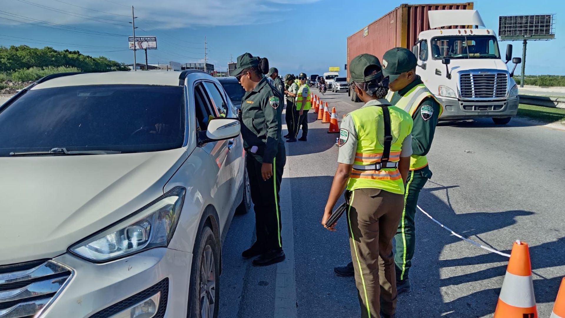 24 conductores dan positivo en prueba de alcohol durante operativo de la Digesett en Bávaro