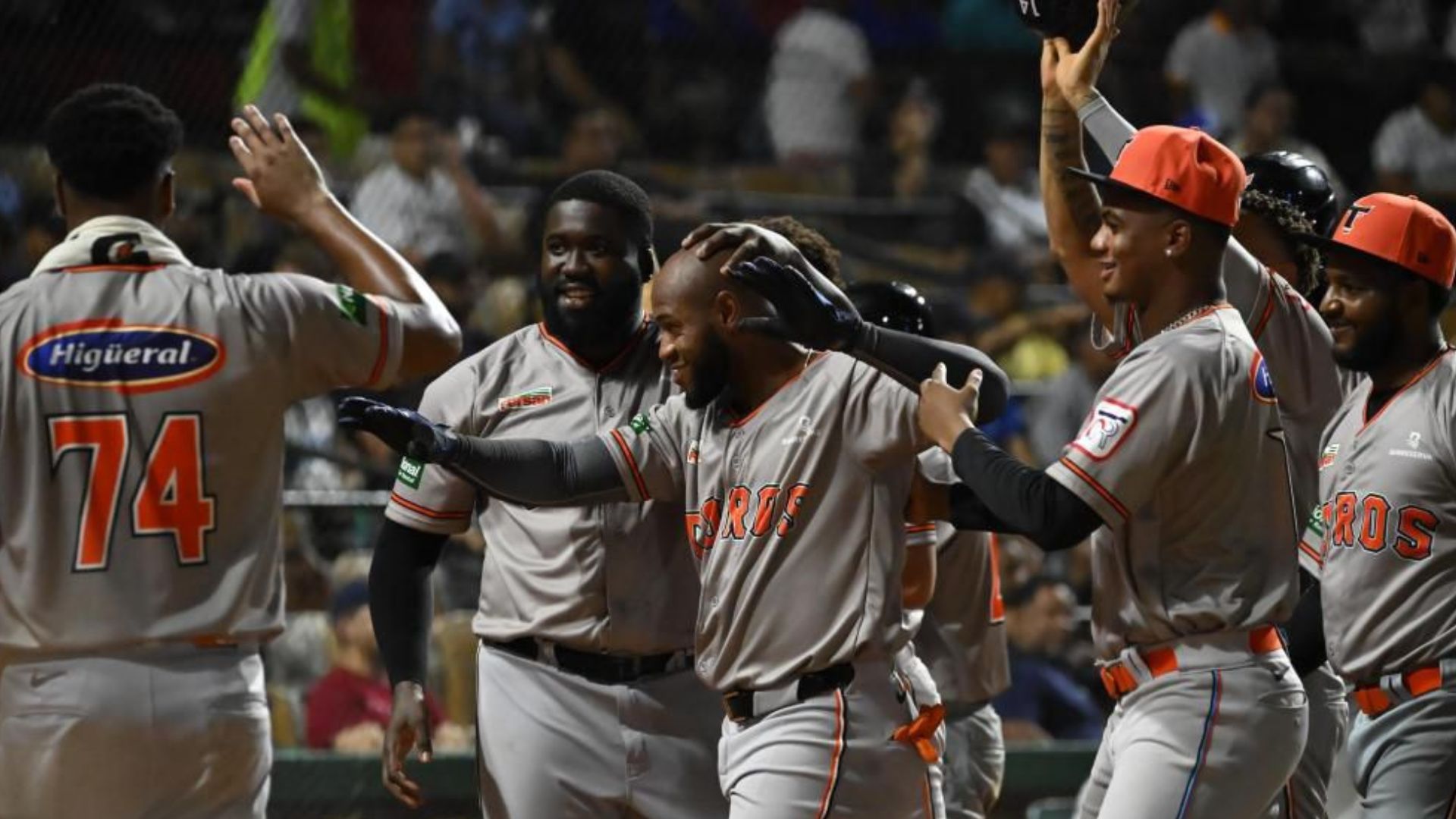 Grand Slam de De la Cruz guía victoria Toros