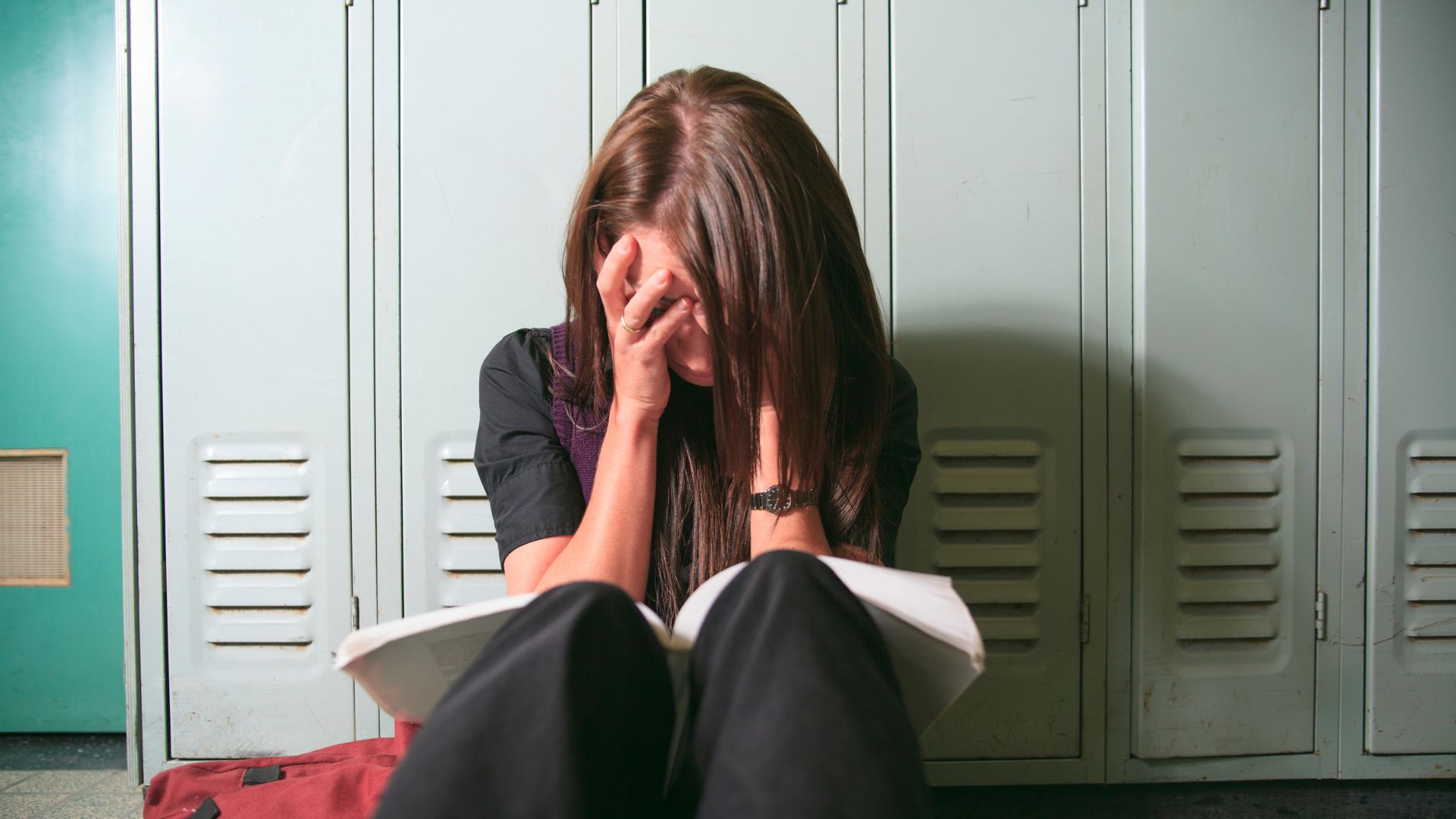 Universitarios con sensibilidad al estrés tienen más pensamientos suicidas