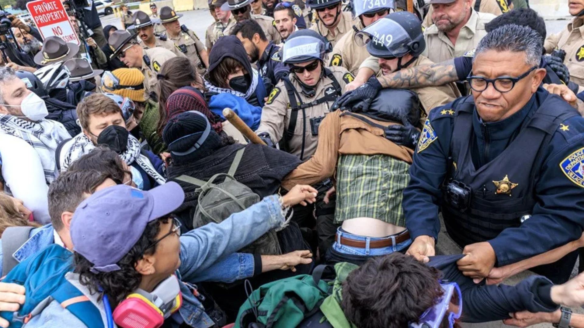 Centenares de personas protestan en la sede del ICE en Chicago, donde permanece la Guardia Nacional
