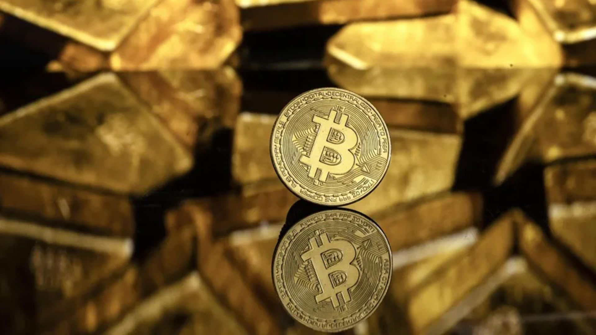 Inversionistas acuden al oro y al bitcóin ante la debilidad del dólar estadounidense