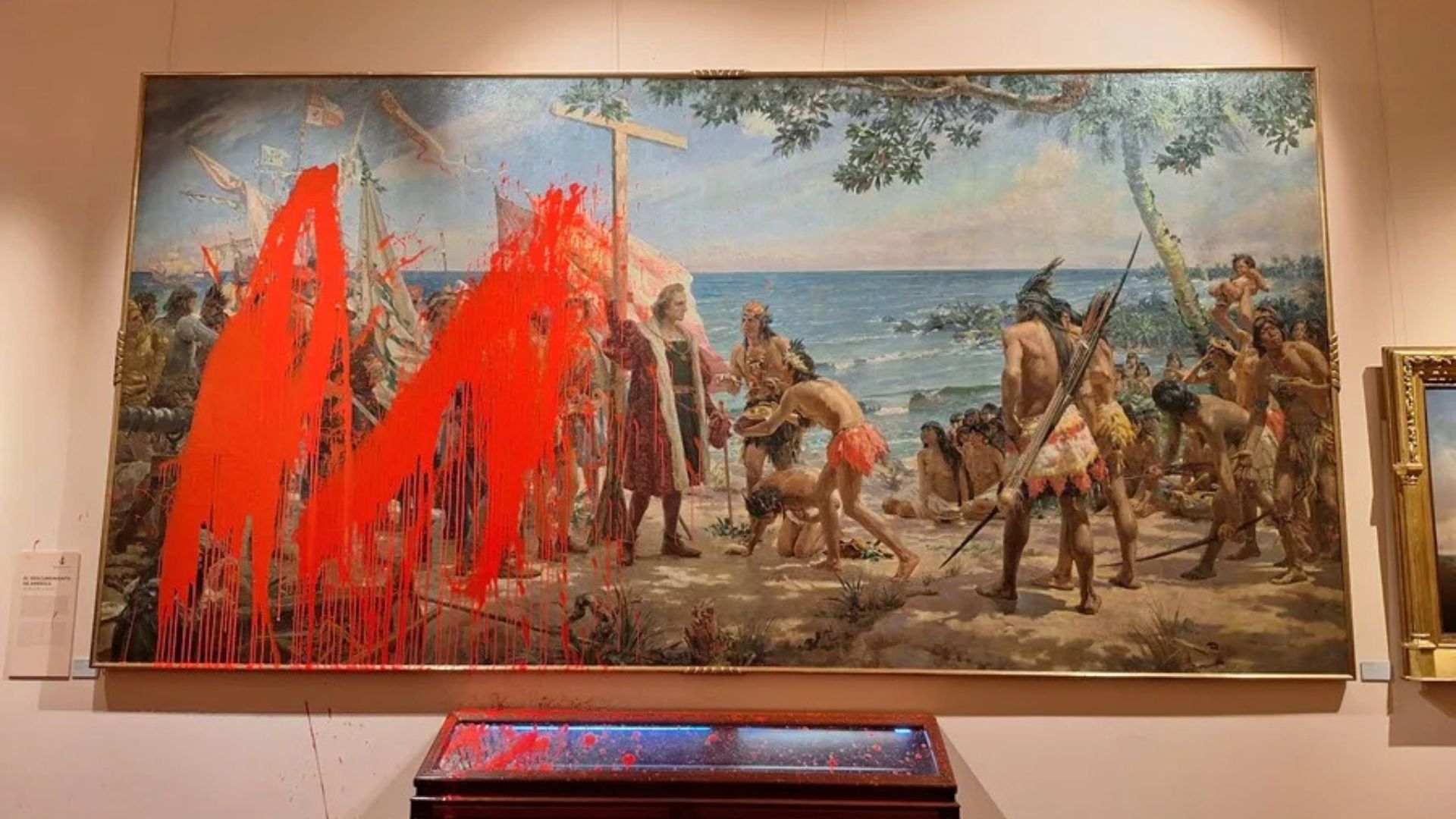 Dos activistas atacan un cuadro de Colón en el Museo Naval de Madrid