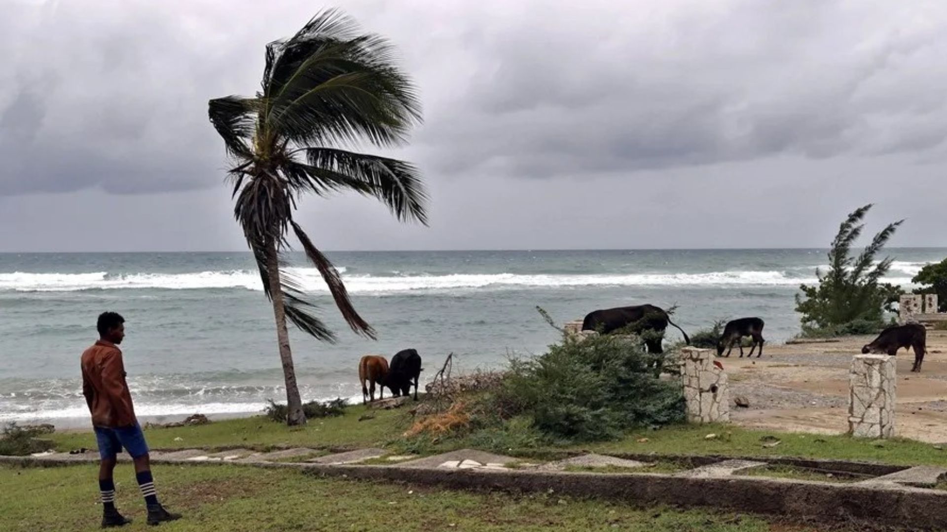 Huracán Melissa se debilita sobre Cuba, pero sigue siendo peligroso
