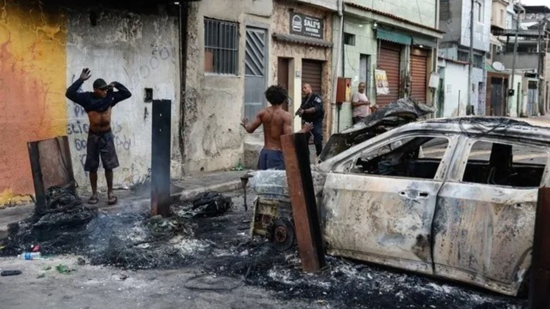 Habitantes de las favelas de Río de Janeiro hallan 40 cadáveres tras la operación policial
