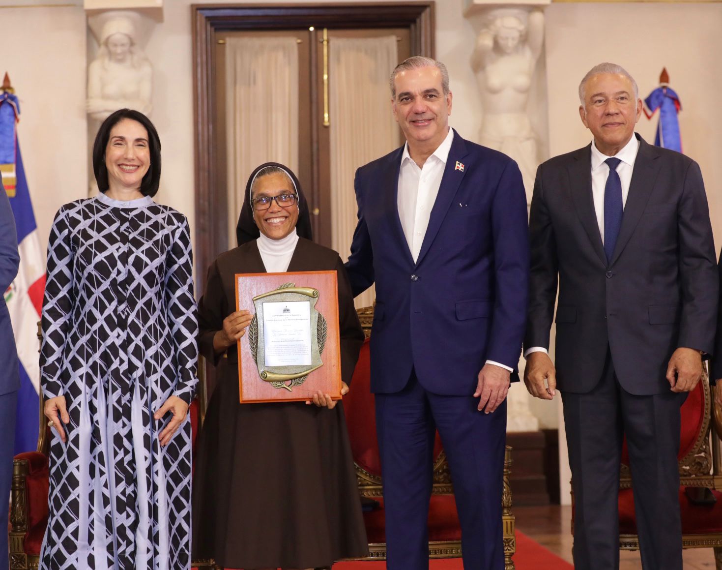 Entregan premios Adulto Mayor del Año a Josefina Miniño y Protector de la Persona Envejeciente a Sor Agripina Acosta