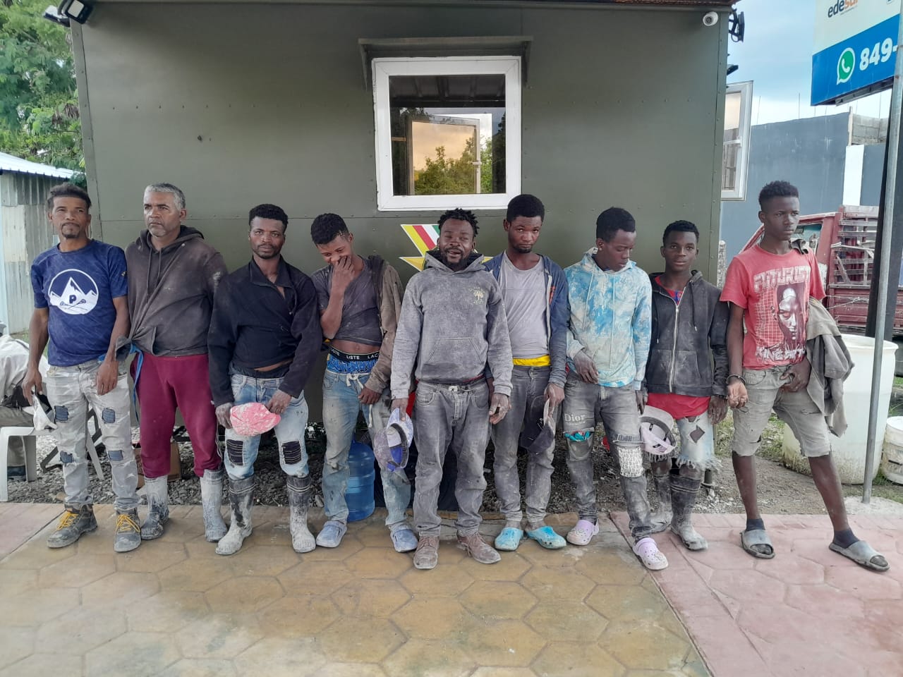 Detienen camión con haitianos indocumentados ocultos en tanques plásticos en San Juan de la Maguana
