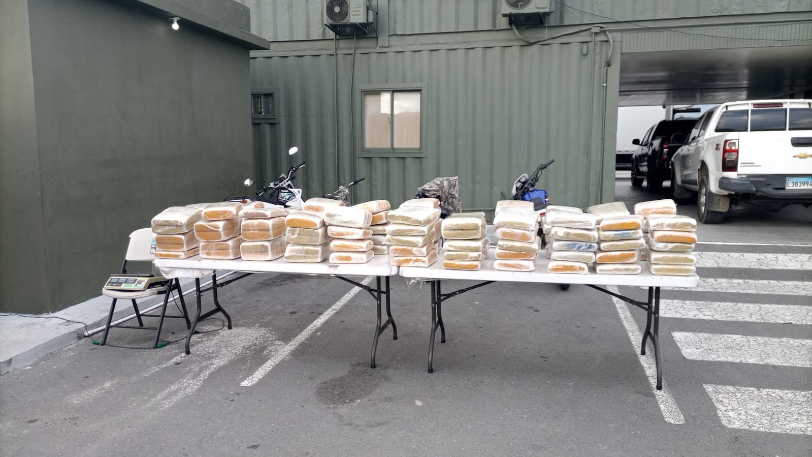 Incautan 572 libras de marihuana ocultas en un camión en Baní