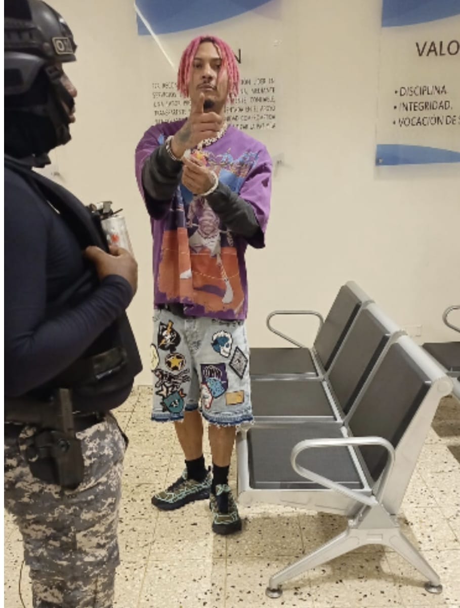 Policía detiene al artista urbano “Kiko El Crazy” por presunta alteración del orden en Los Mina