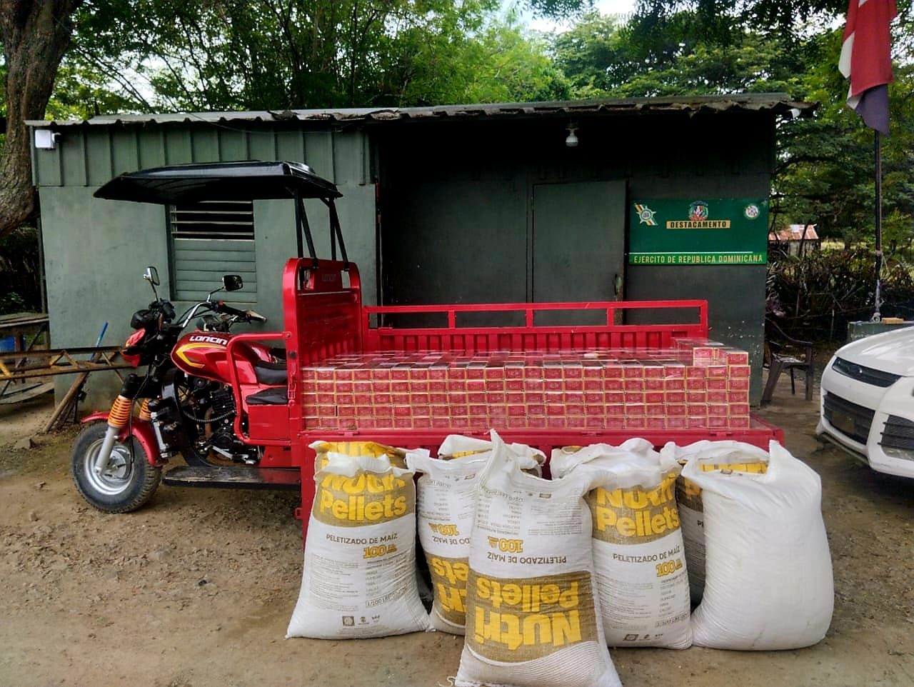 Ocupan contrabando de más de 98 mil cigarrillos ocultos bajo sacos de alimento para ganado