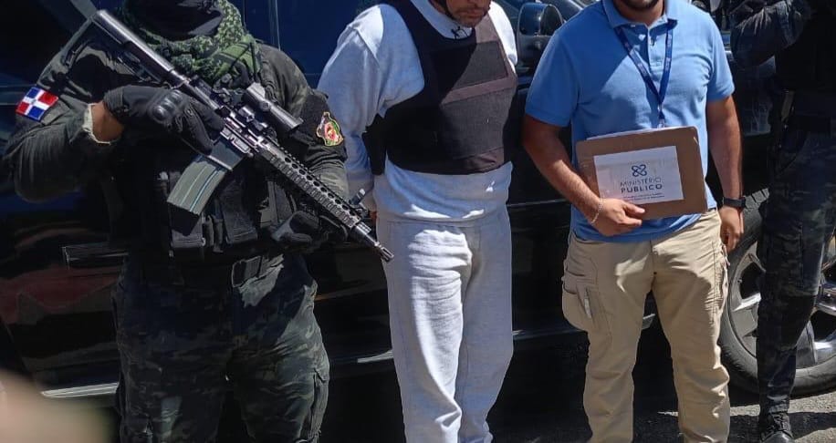 Exteniente de la Policía llega deportado desde EE. UU. para enfrentar cargos por narcotráfico
