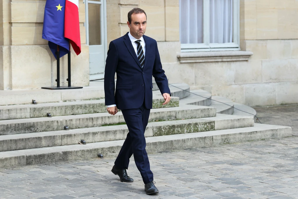 El primer ministro de Francia renuncia tras nombrar al gobierno, agravando el caos político