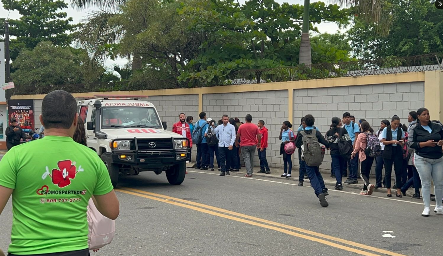 Una “crisis de nervios” colectiva en escuela deja unos 20 estudiantes hospitalizados en Jarabacoa