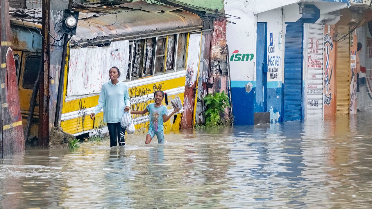 Salud Pública pide no bañarse en la lluvia para prevenir enfermedades ante el paso de Melissa