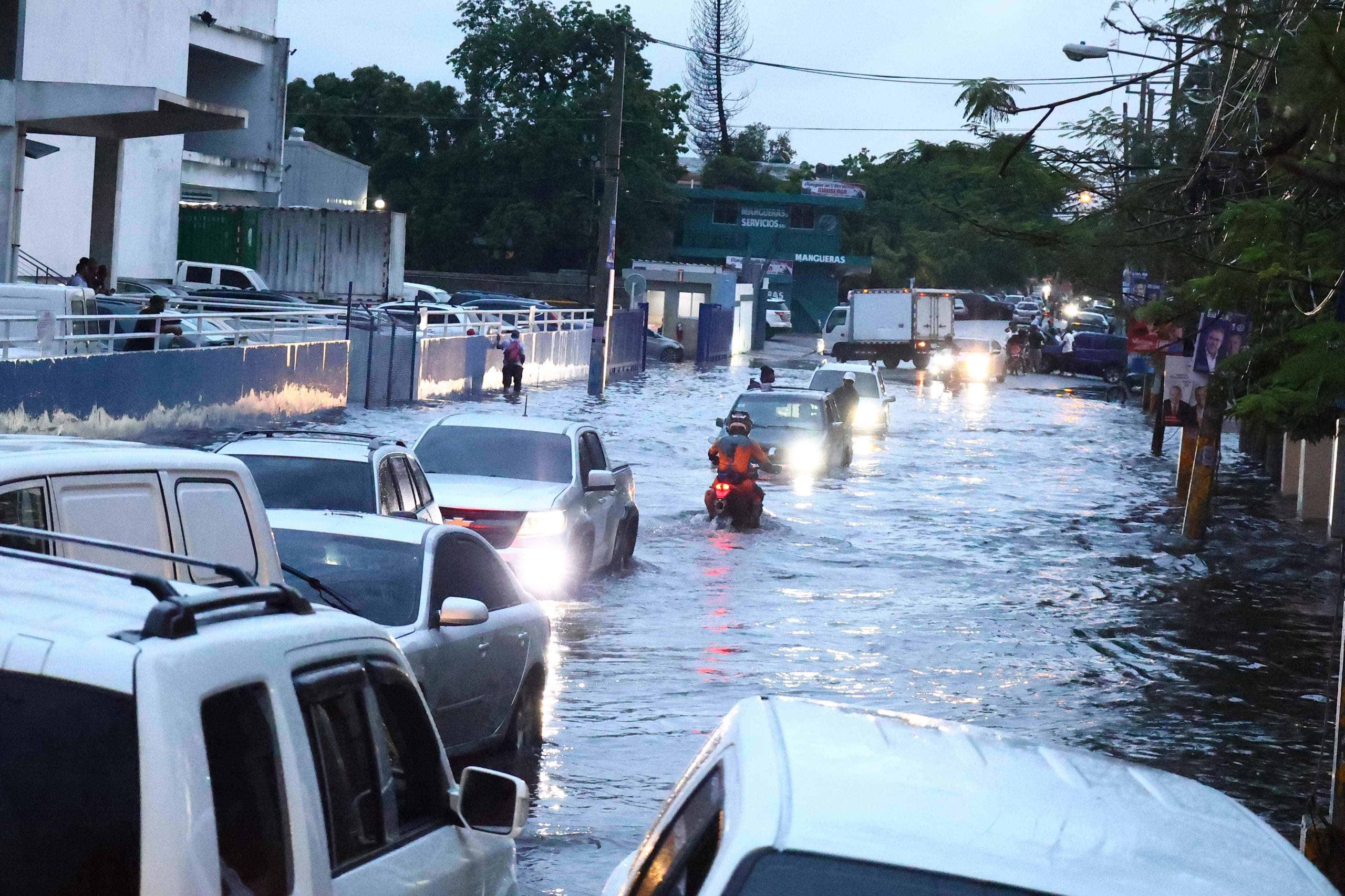 Lluvias de la tormenta Melissa dejan casas anegadas, deslizamientos y más de 340 mil sin agua potable