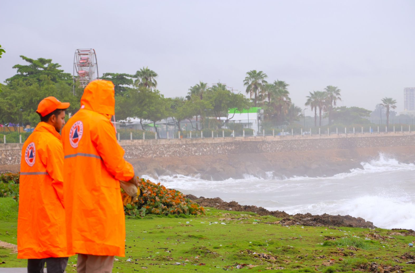 Continúa la búsqueda de menor desaparecido en Los Mameyes tras ser arrastrado por una ola durante lluvias de Melissa
