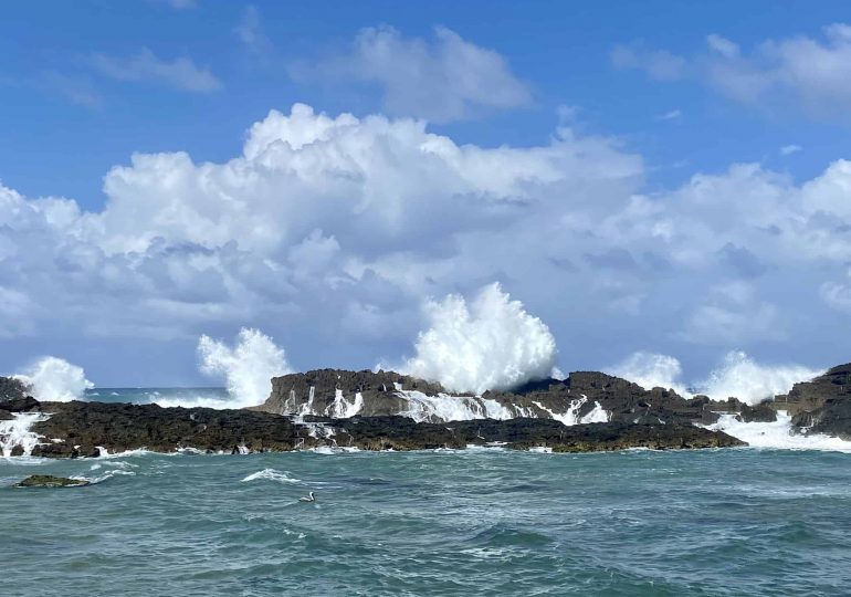 Indomet advierte sobre oleaje peligroso y fuertes lluvias en la costa Atlántica