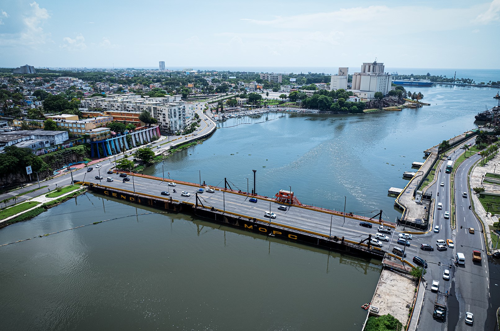 Cerrarán el puente flotante este sábado por paso de embarcación
