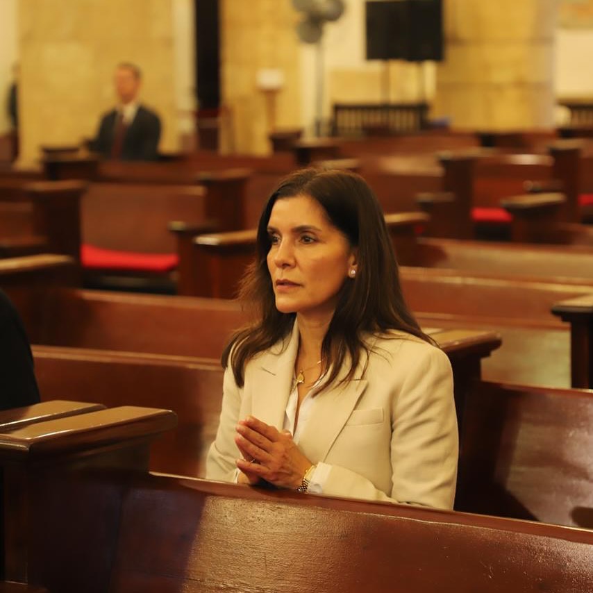 Nueva embajadora de EE.UU. en RD inicia su gestión con visita a la Catedral para ir a misa