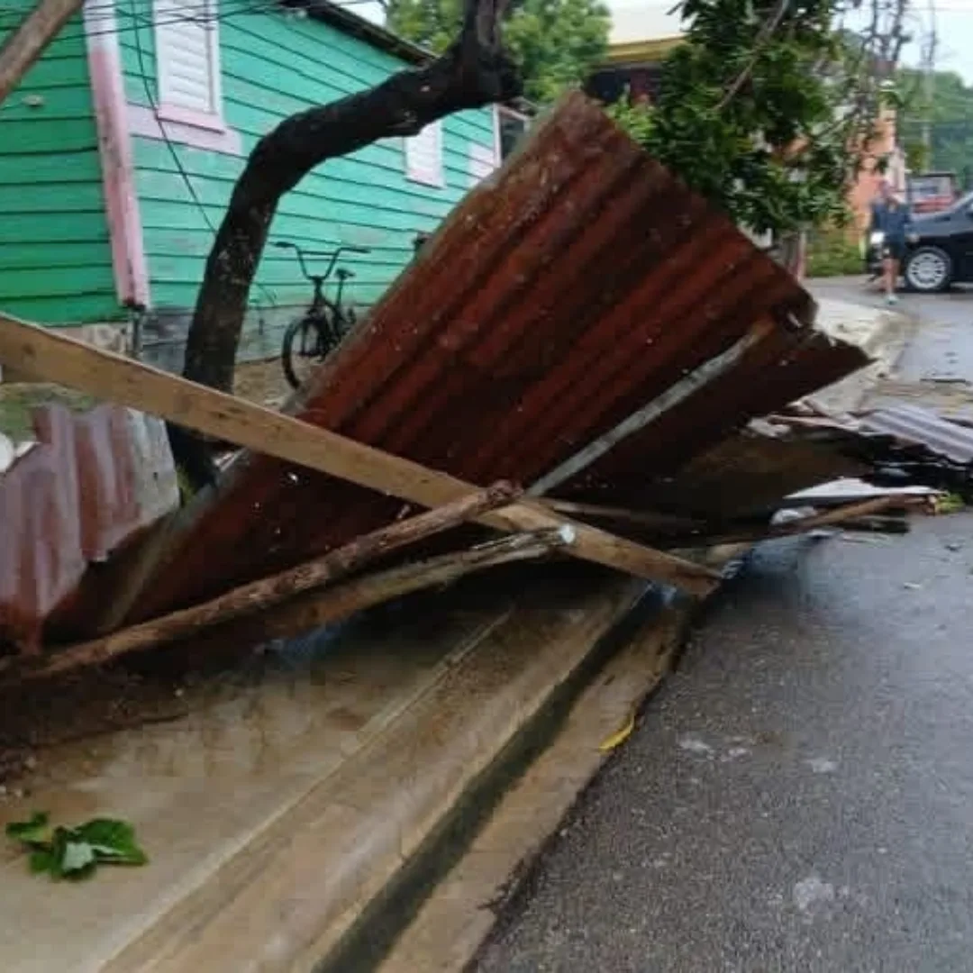 Tornado de corta duración causa daños significativos en Mao