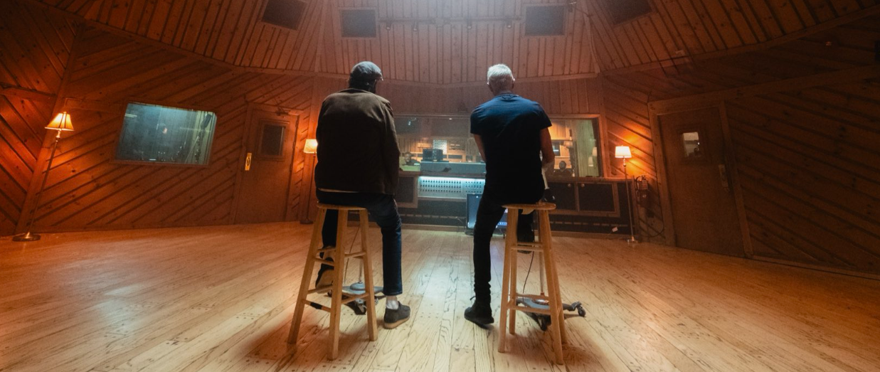 Juan Luis Guerra y Sting se unen en una nueva versión de “Estrellitas y Duendes”