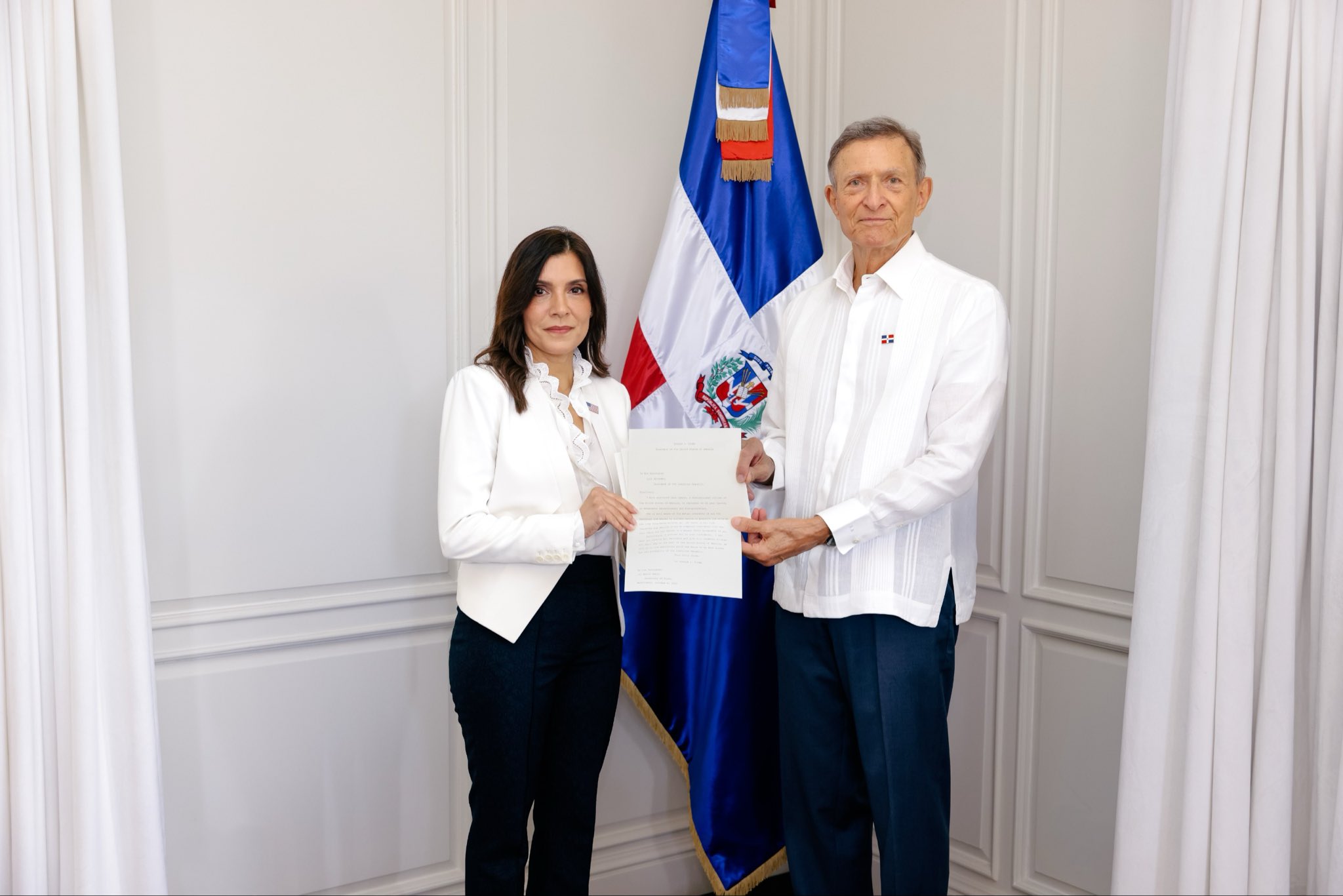Embajadora Leah Campos presenta cartas credenciales al canciller Roberto Álvarez