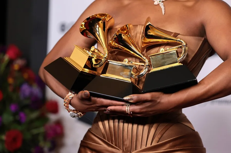 ¿Quiénes son los nominados en las principales categorías de los Grammy 2026?