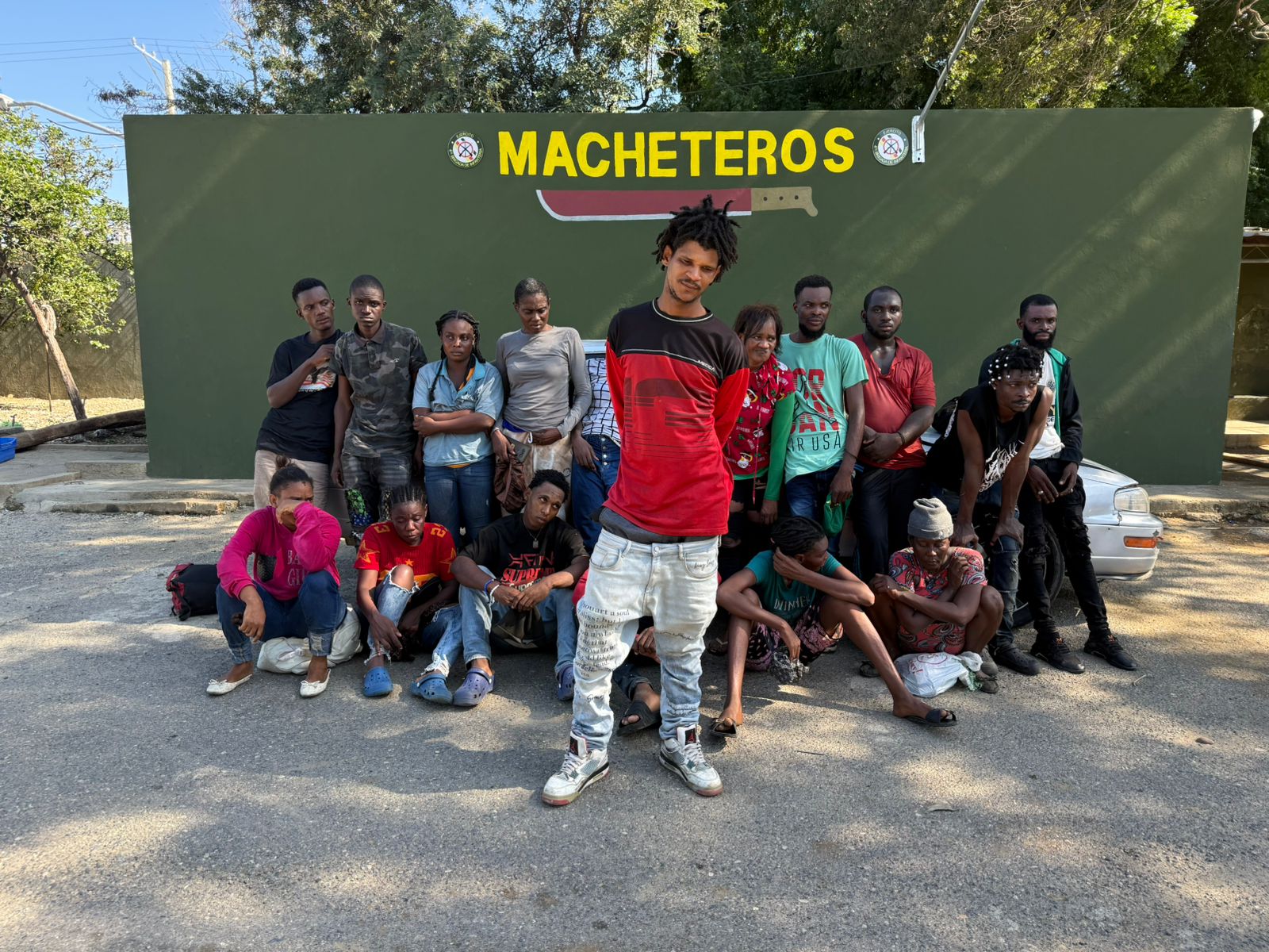 Detienen a 19 extranjeros en condición migratoria irregular en un automóvil en Valverde