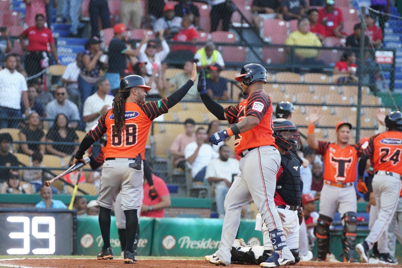 Toros ganan cuarto partido seguido con paliza al Escogido
