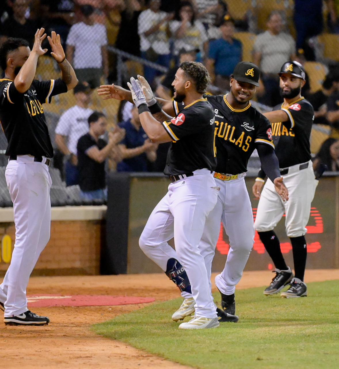 Con pitcheo y bateo oportuno, Águilas Cibaeñas vencen a Gigantes