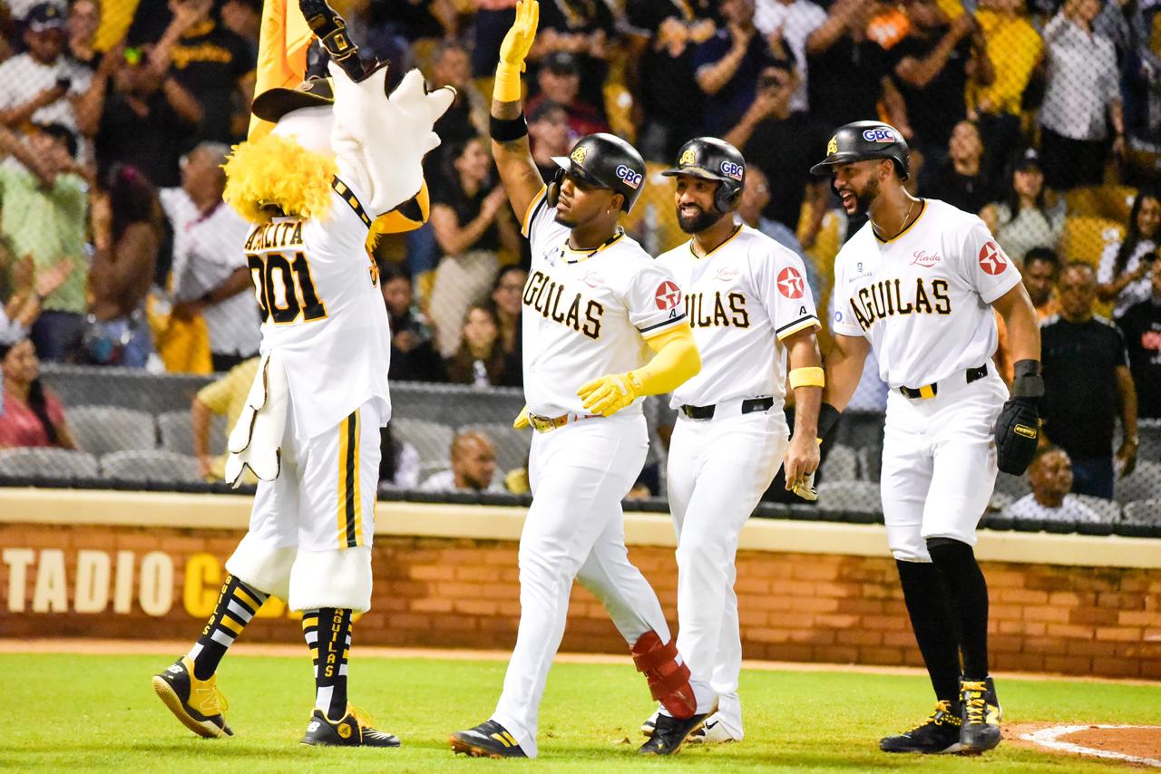 Águilas Cibaeñas derrotan a Toros en fiesta de batazos en el estadio Cibao