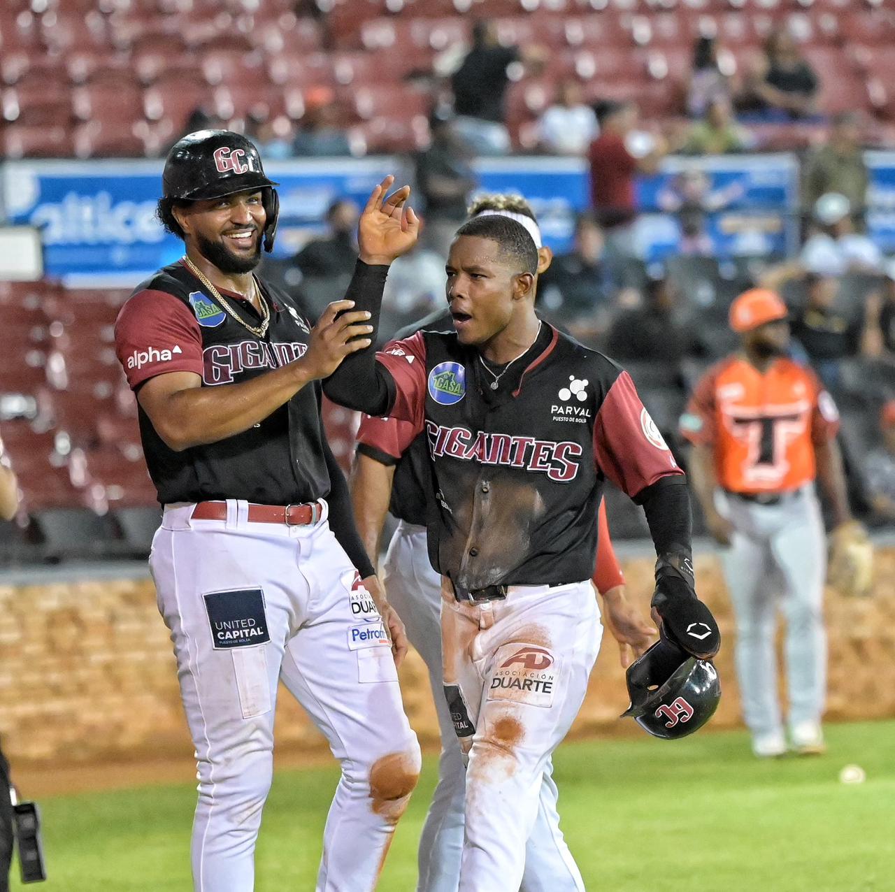 Gigantes descargan 14 carreras, con ocho hits entre Rojas y Paulino, y suben al tercer lugar